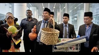 MH370  Raja Bomoh Ajak Makan Kelapa Muda  Malaysia Boleh [upl. by Atnad]