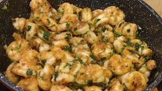 Crevettes sautées à l ail et au persil [upl. by Lubbi211]