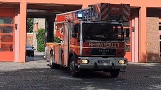 DLK 22001 Reserve der Berliner Feuerwehr auf Einsatzfahrt [upl. by Eirelam995]