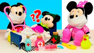 Topolino giocattolo prepara la medicina per il figlio Giochi del dottore per i bambini piccoli [upl. by Wootten]