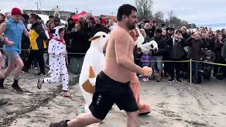 Edmonds independence athlete Chris L  in red  runs with KCSO poler plunge team 2024 alki beach [upl. by Ellerrad]