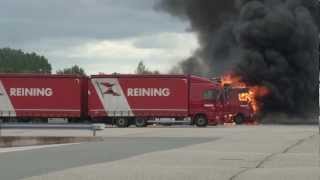 Kolham  Vrachtwagen en trailer bij Reining Kolham door brand verwoest [upl. by Galligan]