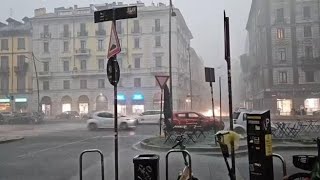 Cielo nero forti raffiche di vento e fulmini arriva il nubifragio su Milano [upl. by Ayerim]