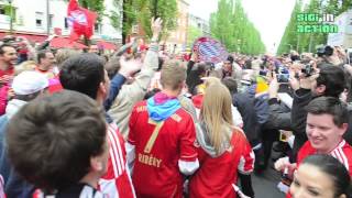 FC Bayern München Meisterfeier 2013 Autocorso Leopoldstrasse Hautnah Javi amp Claudio [upl. by Cummings]