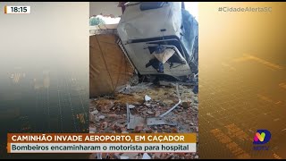 Caminhão invade aeroporto em Caçador Bombeiros encaminharam o motorista para hospital [upl. by Akinhoj955]