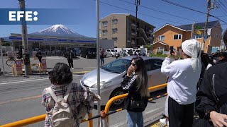 Una ciudad japonesa bloqueará la vista del Monte Fuji ante el turismo masivo [upl. by Nilatak996]