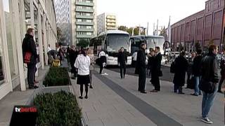 Demonstranten pöbeln bei Wohnungssuche in Berlin [upl. by Neelik579]