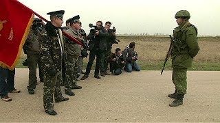 Un acalorado intercambio verbal entre soldados rusos y ucranianos en Crimea [upl. by Yalc]