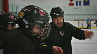 Tournoi peewee  Simon Gagné de retour comme entraîneur [upl. by Viccora670]