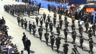 I GRANATIERI DI SARDEGNA CON GLI OMBRELLI COLORATI DI JAKHNAGIEV ALLA FESTA DELLA REPUBBLICA [upl. by Uzia210]