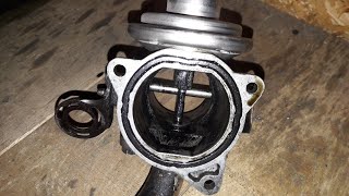 Cleaning the EGR valve VW Sharan 19 TDI [upl. by Voorhis]